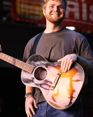 Alex Warren Columbia